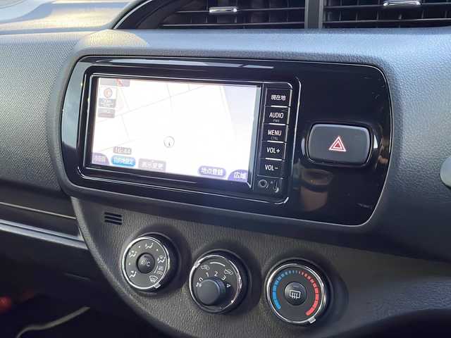 トヨタ ヴィッツ 1.3F LEDエディション 島根県 2016(平28)年 1.5万km クールソーダメタリック 純正SDナビ/・CD/FM/AM/Bluetooth/・ワンセグテレビ/ETC/ドライブレコーダー/バックカメラ/衝突軽減ブレーキ/盗難防止装置/ステアリングリモコン/LEDヘッドライト/オートライト/スマートキー/プッシュスタート/純正フロアマット/ドアバイザー