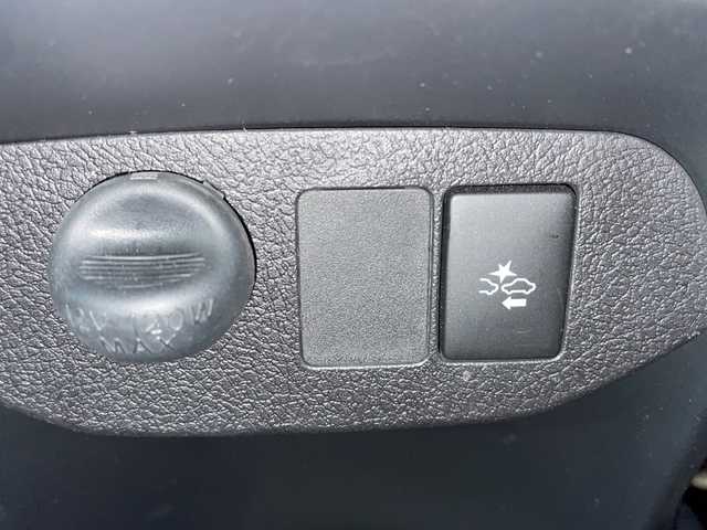 トヨタ ヴィッツ 1.3F LEDエディション 島根県 2016(平28)年 1.5万km クールソーダメタリック 純正SDナビ/・CD/FM/AM/Bluetooth/・ワンセグテレビ/ETC/ドライブレコーダー/バックカメラ/衝突軽減ブレーキ/盗難防止装置/ステアリングリモコン/LEDヘッドライト/オートライト/スマートキー/プッシュスタート/純正フロアマット/ドアバイザー