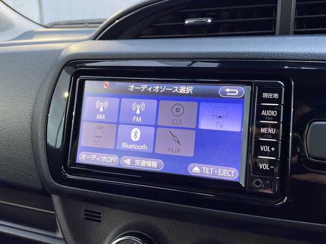 トヨタ ヴィッツ 1.3F LEDエディション 島根県 2016(平28)年 1.5万km クールソーダメタリック 純正SDナビ/・CD/FM/AM/Bluetooth/・ワンセグテレビ/ETC/ドライブレコーダー/バックカメラ/衝突軽減ブレーキ/盗難防止装置/ステアリングリモコン/LEDヘッドライト/オートライト/スマートキー/プッシュスタート/純正フロアマット/ドアバイザー