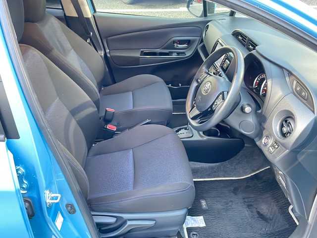 トヨタ ヴィッツ 1.3F LEDエディション 島根県 2016(平28)年 1.5万km クールソーダメタリック 純正SDナビ/・CD/FM/AM/Bluetooth/・ワンセグテレビ/ETC/ドライブレコーダー/バックカメラ/衝突軽減ブレーキ/盗難防止装置/ステアリングリモコン/LEDヘッドライト/オートライト/スマートキー/プッシュスタート/純正フロアマット/ドアバイザー
