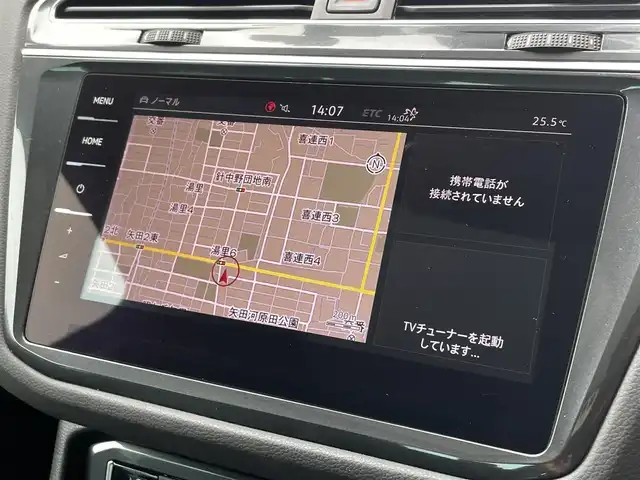 フォルクスワーゲン ティグアン TSI ハイライン 大阪府 2017(平29)年 4.8万km 茶Ｍ ワンオーナー/レザー&パノラマルーフパッケージ/・電動パノラマスライディングルーフ/・電動格納リモコンドアミラー/・レザーシート/・パワーシート（メモリ付き）/・パワーランバーサポート/テクノロジーオパッケージ/・ダイナミックライトアシスト/・ヘッドアップディスプレイ/・パワーテールゲート/・アダプティブシャーシコントロール/純正ナビ/・AM/FM/CD/DVD/BT/フルセグ/アラウンドビューモニター/予防安全/・レーンキープアシスト/・渋滞時追従支援システム/・レーンチェンジアシスト/・スタティックコーナリングライト/・ダイナミックコーナリングライト/・駐車支援システム/・パークディスタンスコントロール/・リアトラフィックアラート/・ブレーキアシスト/ルーフレール/シートヒーターD/N/二列目/エアシートD/N/社外19インチAW/純正18インチAW積み込み/ETC2/0/前ドラレコ（TZ-D101）/レーダー(TZーR101)/取扱説明書/保証書/スペアキー/記録簿H30/H31/R3/R5