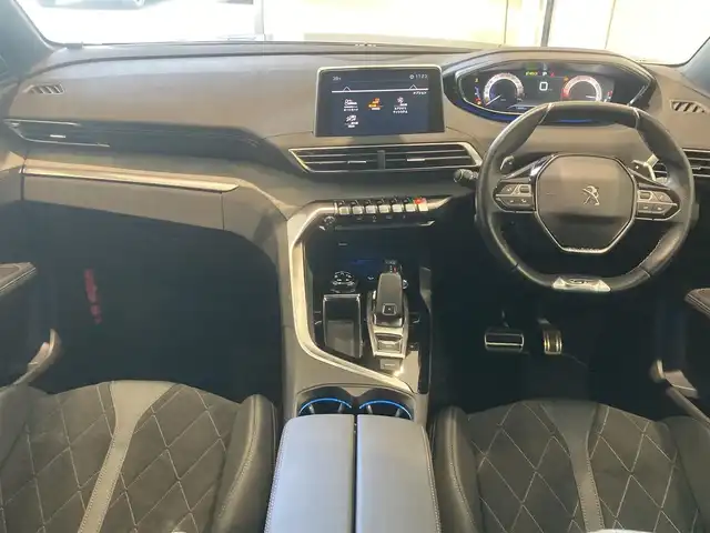 プジョー ５００８ GT ブルーHDi 熊本県 2020(令2)年 1.4万km アマゾナイトグレー ・スマートキー/・プッシュスタート/・アクティブセーフティブレーキ/・疲労検知/・ブラインドスポットモニター/・ディレクショナルヘッドライト/・インテリジェントハイビーム/・レーンキープアシスト/・パーキングセンサー/・クルーズコントロール(追従式)/・ハーフレザーシート/・純正ディスプレイオーディオ/　【Bluetooth・USB・AppleCarPlay・AndroidAuto】/・バックカメラ/・左サイドカメラ/・ドライブレコーダー(前後録画)/・パワーバックドア/・LEDヘッドランプ/・LEDフォグランプ/・純正マット