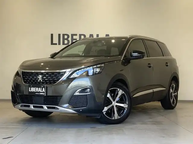 プジョー ５００８ GT ブルーHDi 熊本県 2020(令2)年 1.4万km アマゾナイトグレー ・スマートキー/・プッシュスタート/・アクティブセーフティブレーキ/・疲労検知/・ブラインドスポットモニター/・ディレクショナルヘッドライト/・インテリジェントハイビーム/・レーンキープアシスト/・パーキングセンサー/・クルーズコントロール(追従式)/・ハーフレザーシート/・純正ディスプレイオーディオ/　【Bluetooth・USB・AppleCarPlay・AndroidAuto】/・バックカメラ/・左サイドカメラ/・ドライブレコーダー(前後録画)/・パワーバックドア/・LEDヘッドランプ/・LEDフォグランプ/・純正マット