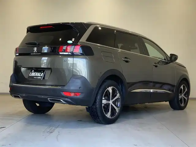 プジョー ５００８ GT ブルーHDi 熊本県 2020(令2)年 1.4万km アマゾナイトグレー ・スマートキー/・プッシュスタート/・アクティブセーフティブレーキ/・疲労検知/・ブラインドスポットモニター/・ディレクショナルヘッドライト/・インテリジェントハイビーム/・レーンキープアシスト/・パーキングセンサー/・クルーズコントロール(追従式)/・ハーフレザーシート/・純正ディスプレイオーディオ/　【Bluetooth・USB・AppleCarPlay・AndroidAuto】/・バックカメラ/・左サイドカメラ/・ドライブレコーダー(前後録画)/・パワーバックドア/・LEDヘッドランプ/・LEDフォグランプ/・純正マット