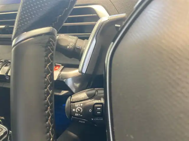 プジョー ５００８ GT ブルーHDi 熊本県 2020(令2)年 1.4万km アマゾナイトグレー ・スマートキー/・プッシュスタート/・アクティブセーフティブレーキ/・疲労検知/・ブラインドスポットモニター/・ディレクショナルヘッドライト/・インテリジェントハイビーム/・レーンキープアシスト/・パーキングセンサー/・クルーズコントロール(追従式)/・ハーフレザーシート/・純正ディスプレイオーディオ/　【Bluetooth・USB・AppleCarPlay・AndroidAuto】/・バックカメラ/・左サイドカメラ/・ドライブレコーダー(前後録画)/・パワーバックドア/・LEDヘッドランプ/・LEDフォグランプ/・純正マット