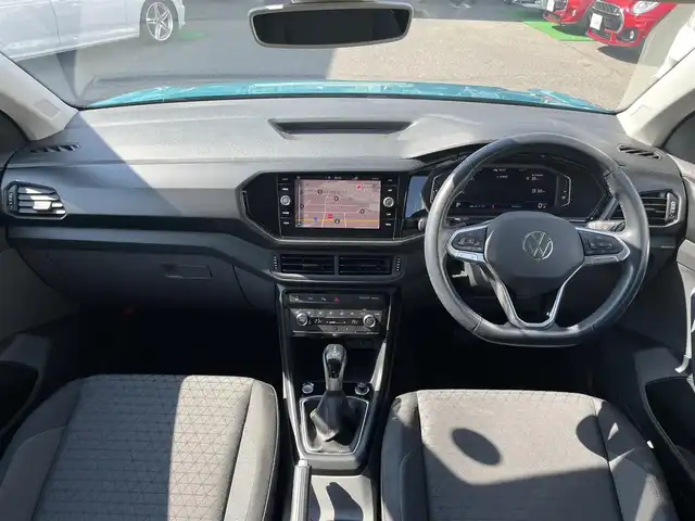 フォルクスワーゲン Ｔ－クロス TSI 1st 愛知県 2021(令3)年 3万km ライトブルーＭ /禁煙車//前方ドライブレコーダー//バックカメラ//純正メーカーオプションナビ//BT/USB//AppleCarPlay/AndroidAuto/MirrorLink//ビルトインETC2.0//ブラインドスポットモニター//アクティブインフォディスプレイ//パークディスタンスコントロール//横滑り防止装置//レーンキープアシスト//プリクラッシュセーフティ//リヤクロストラフィックアラート//フロントアシスト//アクティブクルーズコントロール//MTモード付AT//アイドリングストップ//プッシュスタート//オートリトラクタブルウインカーミラー//純正16インチアルミホイール//純正フロアマット//純正オートLEDヘッドライト//前後フォグランプ//革巻きステアリング//ステアリングスイッチ//ルーフレール//ISOFIX//トノカバー//ドアミラーヒーター//バニティミラー//スマートキー//スペアキー×1//保証書//ディーラー記録簿(R4.5.6)