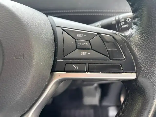 日産 セレナ ハイウェイスター Vセレクション 千葉県 2017(平29)年 6.5万km ブリリアントシルバー エマージェンシーブレーキ/ハンズフリー両側パワースライドドア/純正SDナビ/地デジTV/【BD/DVD/CD再生機能　Bluetooth接続】/アラウンドビューモニター/フリップダウンモニター/ドライブレコーダー/革巻きステアリング/ステアリングスイッチ/ETC/LEDヘッドライト/フォグライト/ウインカーミラー/純正16インチアルミホイル/サイド/カーテンエアバッグ/インテリジェントキー