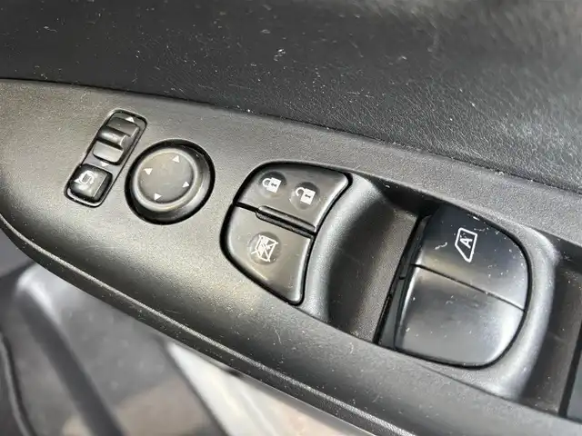 日産 セレナ ハイウェイスター Vセレクション 千葉県 2017(平29)年 6.5万km ブリリアントシルバー エマージェンシーブレーキ/ハンズフリー両側パワースライドドア/純正SDナビ/地デジTV/【BD/DVD/CD再生機能　Bluetooth接続】/アラウンドビューモニター/フリップダウンモニター/ドライブレコーダー/革巻きステアリング/ステアリングスイッチ/ETC/LEDヘッドライト/フォグライト/ウインカーミラー/純正16インチアルミホイル/サイド/カーテンエアバッグ/インテリジェントキー