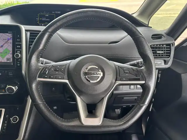 日産 セレナ ハイウェイスター Vセレクション 千葉県 2017(平29)年 6.5万km ブリリアントシルバー エマージェンシーブレーキ/ハンズフリー両側パワースライドドア/純正SDナビ/地デジTV/【BD/DVD/CD再生機能　Bluetooth接続】/アラウンドビューモニター/フリップダウンモニター/ドライブレコーダー/革巻きステアリング/ステアリングスイッチ/ETC/LEDヘッドライト/フォグライト/ウインカーミラー/純正16インチアルミホイル/サイド/カーテンエアバッグ/インテリジェントキー