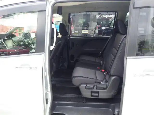 日産 セレナ ハイウェイスター Vセレクション 千葉県 2017(平29)年 6.5万km ブリリアントシルバー エマージェンシーブレーキ/ハンズフリー両側パワースライドドア/9インチ純正SDナビ/地デジTV/【BD/DVD/CD再生機能　Bluetooth接続】/アラウンドビューモニター/フリップダウンモニター/ドライブレコーダー/革巻きステアリング/ステアリングスイッチ/ETC/LEDヘッドライト/フォグライト/ウインカーミラー/純正16インチアルミホイル/サイド/カーテンエアバッグ/インテリジェントキー