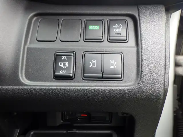 日産 セレナ ハイウェイスター Vセレクション 千葉県 2017(平29)年 6.5万km ブリリアントシルバー エマージェンシーブレーキ/ハンズフリー両側パワースライドドア/9インチ純正SDナビ/地デジTV/【BD/DVD/CD再生機能　Bluetooth接続】/アラウンドビューモニター/フリップダウンモニター/ドライブレコーダー/革巻きステアリング/ステアリングスイッチ/ETC/LEDヘッドライト/フォグライト/ウインカーミラー/純正16インチアルミホイル/サイド/カーテンエアバッグ/インテリジェントキー