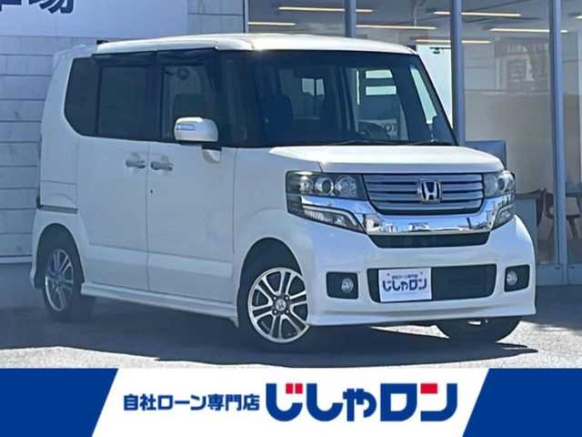 ホンダ Ｎ ＢＯＸ カスタム G Lパッケージ 山口県 2013(平25)年 4.9万km プレミアムホワイトパール (株)IDOMが運営する【じしゃロン宇部店】の自社ローン専用車両になります。ちらは現金またはオートローンご利用時の価格です。自社ローンご希望の方は別途その旨お申付け下さい。社外ナビ《VXM-128VS》　　/ワンセグＴＶ　/チップアップシート　/純正フロアマット　/片側パワースライドドア　/純正アルミホイール　/横滑り防止装置　/キセノンヘッドライト