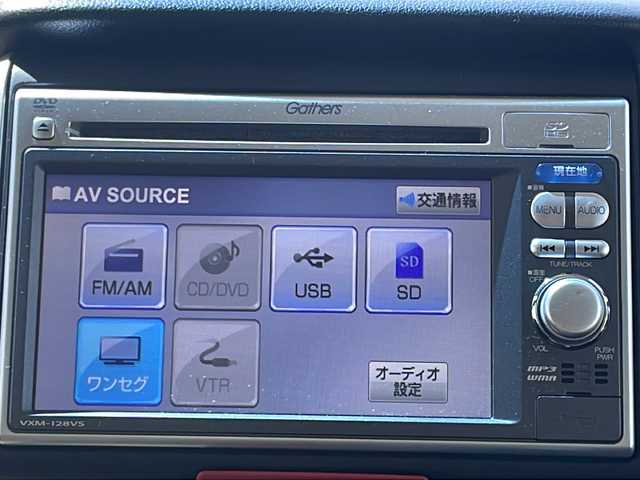 ホンダ Ｎ ＢＯＸ カスタム G Lパッケージ 山口県 2013(平25)年 4.9万km プレミアムホワイトパール (株)IDOMが運営する【じしゃロン宇部店】の自社ローン専用車両になります。ちらは現金またはオートローンご利用時の価格です。自社ローンご希望の方は別途その旨お申付け下さい。社外ナビ《VXM-128VS》　　/ワンセグＴＶ　/チップアップシート　/純正フロアマット　/片側パワースライドドア　/純正アルミホイール　/横滑り防止装置　/キセノンヘッドライト