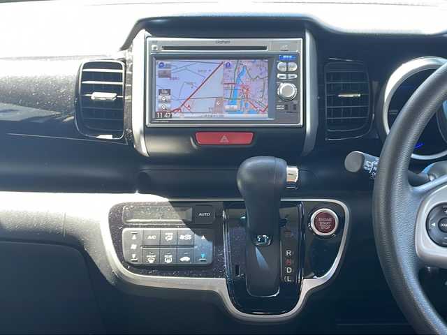 ホンダ Ｎ ＢＯＸ カスタム G Lパッケージ 山口県 2013(平25)年 4.9万km プレミアムホワイトパール (株)IDOMが運営する【じしゃロン宇部店】の自社ローン専用車両になります。ちらは現金またはオートローンご利用時の価格です。自社ローンご希望の方は別途その旨お申付け下さい。社外ナビ《VXM-128VS》　　/ワンセグＴＶ　/チップアップシート　/純正フロアマット　/片側パワースライドドア　/純正アルミホイール　/横滑り防止装置　/キセノンヘッドライト