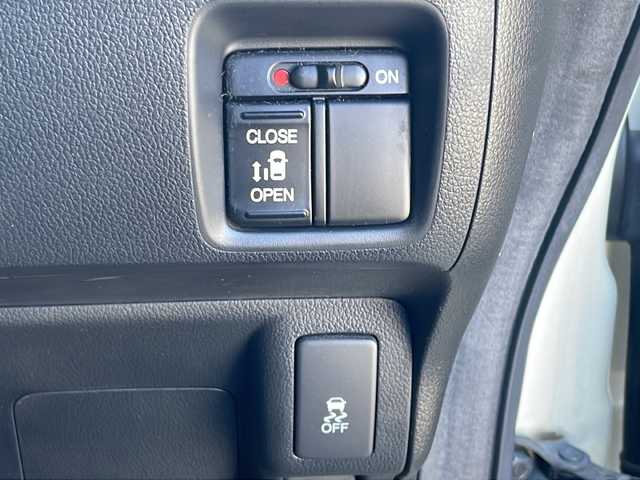 ホンダ Ｎ ＢＯＸ カスタム G Lパッケージ 山口県 2013(平25)年 4.9万km プレミアムホワイトパール (株)IDOMが運営する【じしゃロン宇部店】の自社ローン専用車両になります。ちらは現金またはオートローンご利用時の価格です。自社ローンご希望の方は別途その旨お申付け下さい。社外ナビ《VXM-128VS》　　/ワンセグＴＶ　/チップアップシート　/純正フロアマット　/片側パワースライドドア　/純正アルミホイール　/横滑り防止装置　/キセノンヘッドライト