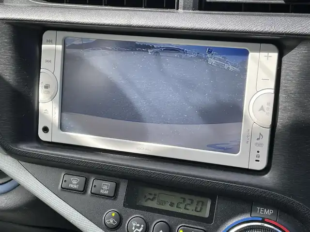 トヨタ アクア S 長崎県 2013(平25)年 10.9万km ライムホワイトパールクリスタルシャイン (株)IDOMが運営する【じしゃロン長崎店】の自社ローン専用車両になりますこちらは現金またはオートローンご利用時の価格です。自社ローンご希望の方は別途その旨お申付け下さい/ＳＤナビ　/バックカメラ　/プッシュスタート　/スマートキー　/スペアキー　/ＥＴＣ　/電動格納ミラー　/オートライト