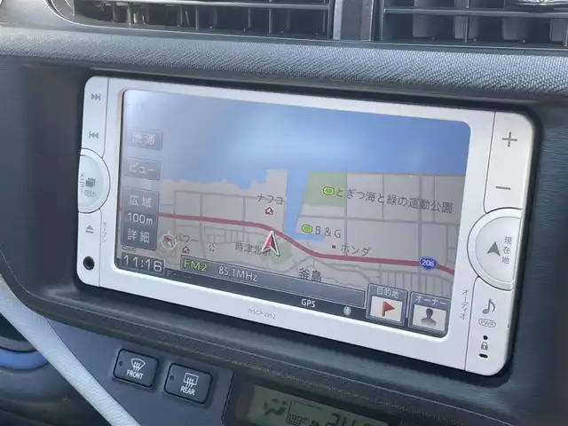 トヨタ アクア S 長崎県 2013(平25)年 10.9万km ライムホワイトパールクリスタルシャイン (株)IDOMが運営する【じしゃロン長崎店】の自社ローン専用車両になりますこちらは現金またはオートローンご利用時の価格です。自社ローンご希望の方は別途その旨お申付け下さい/ＳＤナビ　/バックカメラ　/プッシュスタート　/スマートキー　/スペアキー　/ＥＴＣ　/電動格納ミラー　/オートライト