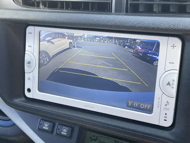 トヨタ アクア S 長崎県 2013(平25)年 10.9万km ライムホワイトパールクリスタルシャイン (株)IDOMが運営する【じしゃロン長崎店】の自社ローン専用車両になりますこちらは現金またはオートローンご利用時の価格です。自社ローンご希望の方は別途その旨お申付け下さい/ＳＤナビ　/バックカメラ　/プッシュスタート　/スマートキー　/スペアキー　/ＥＴＣ　/電動格納ミラー　/オートライト