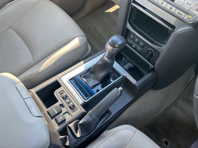 トヨタ ランドクルーザー プラド TX Lパッケージ 愛知県 2019(令1)年 9万km アティチュードブラックマイカ ・禁煙車/ワンオーナー/・メーカーオプション9インチナビ/・フルセグTV/Bluetooth/・AUX/USB/CD/DVD/・パノラミックビューモニター/・ビルトインETC2.0/・前方ドライブレコーダー（ZDR-015）/・トヨタセーフティセンス/・プリクラッシュセーフティ/・レーンディパーチャーアラート/・レーダークルーズコントロール/・クリアランスソナー/・オートマチックハイビーム/・ダウンヒルアシストコントロール/・センターデフロック/・ベージュ本革シート/・前席パワーシート/・前席シートヒーター/シートベンチレーション/・マットブラックED用18インチアルミホイール/・LEDオートライト/・電動格納ミラーウィンカー/・純正フロアマット/・純正ドアバイザー/・プッシュスタート/・ステアリングスイッチ/・スペアキー/・取扱説明書/新車保証書