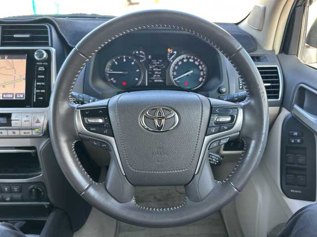 トヨタ ランドクルーザー プラド TX Lパッケージ 愛知県 2019(令1)年 9万km アティチュードブラックマイカ ・禁煙車/ワンオーナー/・メーカーオプション9インチナビ/・フルセグTV/Bluetooth/・AUX/USB/CD/DVD/・パノラミックビューモニター/・ビルトインETC2.0/・前方ドライブレコーダー（ZDR-015）/・トヨタセーフティセンス/・プリクラッシュセーフティ/・レーンディパーチャーアラート/・レーダークルーズコントロール/・クリアランスソナー/・オートマチックハイビーム/・ダウンヒルアシストコントロール/・センターデフロック/・ベージュ本革シート/・前席パワーシート/・前席シートヒーター/シートベンチレーション/・マットブラックED用18インチアルミホイール/・LEDオートライト/・電動格納ミラーウィンカー/・純正フロアマット/・純正ドアバイザー/・プッシュスタート/・ステアリングスイッチ/・スペアキー/・取扱説明書/新車保証書