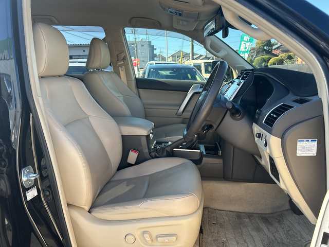 トヨタ ランドクルーザー プラド TX Lパッケージ 愛知県 2019(令1)年 9万km アティチュードブラックマイカ ・禁煙車/ワンオーナー/・メーカーオプション9インチナビ/・フルセグTV/Bluetooth/・AUX/USB/CD/DVD/・パノラミックビューモニター/・ビルトインETC2.0/・前方ドライブレコーダー（ZDR-015）/・トヨタセーフティセンス/・プリクラッシュセーフティ/・レーンディパーチャーアラート/・レーダークルーズコントロール/・クリアランスソナー/・オートマチックハイビーム/・ダウンヒルアシストコントロール/・センターデフロック/・ベージュ本革シート/・前席パワーシート/・前席シートヒーター/シートベンチレーション/・マットブラックED用18インチアルミホイール/・LEDオートライト/・電動格納ミラーウィンカー/・純正フロアマット/・純正ドアバイザー/・プッシュスタート/・ステアリングスイッチ/・スペアキー/・取扱説明書/新車保証書