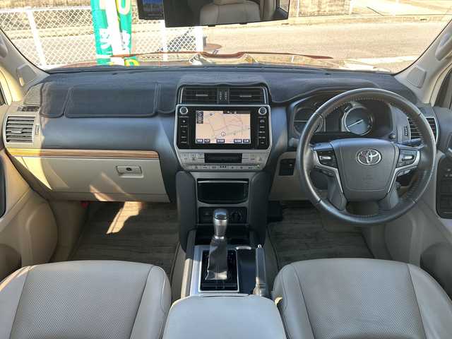 トヨタ ランドクルーザー プラド TX Lパッケージ 愛知県 2019(令1)年 9万km アティチュードブラックマイカ ・禁煙車/ワンオーナー/・メーカーオプション9インチナビ/・フルセグTV/Bluetooth/・AUX/USB/CD/DVD/・パノラミックビューモニター/・ビルトインETC2.0/・前方ドライブレコーダー（ZDR-015）/・トヨタセーフティセンス/・プリクラッシュセーフティ/・レーンディパーチャーアラート/・レーダークルーズコントロール/・クリアランスソナー/・オートマチックハイビーム/・ダウンヒルアシストコントロール/・センターデフロック/・ベージュ本革シート/・前席パワーシート/・前席シートヒーター/シートベンチレーション/・マットブラックED用18インチアルミホイール/・LEDオートライト/・電動格納ミラーウィンカー/・純正フロアマット/・純正ドアバイザー/・プッシュスタート/・ステアリングスイッチ/・スペアキー/・取扱説明書/新車保証書