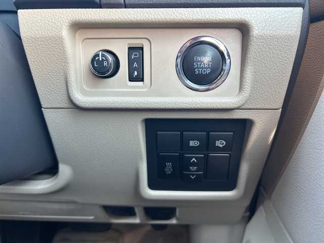 トヨタ ランドクルーザー プラド TX Lパッケージ 愛知県 2019(令1)年 9万km アティチュードブラックマイカ ・禁煙車/ワンオーナー/・メーカーオプション9インチナビ/・フルセグTV/Bluetooth/・AUX/USB/CD/DVD/・パノラミックビューモニター/・ビルトインETC2.0/・前方ドライブレコーダー（ZDR-015）/・トヨタセーフティセンス/・プリクラッシュセーフティ/・レーンディパーチャーアラート/・レーダークルーズコントロール/・クリアランスソナー/・オートマチックハイビーム/・ダウンヒルアシストコントロール/・センターデフロック/・ベージュ本革シート/・前席パワーシート/・前席シートヒーター/シートベンチレーション/・マットブラックED用18インチアルミホイール/・LEDオートライト/・電動格納ミラーウィンカー/・純正フロアマット/・純正ドアバイザー/・プッシュスタート/・ステアリングスイッチ/・スペアキー/・取扱説明書/新車保証書