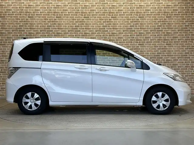 ホンダ フリード G ジャストセレクション+ 岩手県 2014(平26)年 9.7万km ホワイトオーキッドパール 純正フロアマット/純正エンジンスターター/ダウンヒルアシスト/オートライト/バックカメラ/ウォークスルー/2列目外側アームレスト/フルオートエアコン/Ｗエアバック/左側パワースライドドア/セキュリティーアラーム/サマータイヤ積み込み
