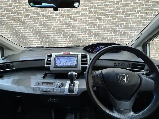 ホンダ フリード G ジャストセレクション+ 岩手県 2014(平26)年 9.7万km ホワイトオーキッドパール 純正フロアマット/純正エンジンスターター/ダウンヒルアシスト/オートライト/バックカメラ/ウォークスルー/2列目外側アームレスト/フルオートエアコン/Ｗエアバック/左側パワースライドドア/セキュリティーアラーム/サマータイヤ積み込み