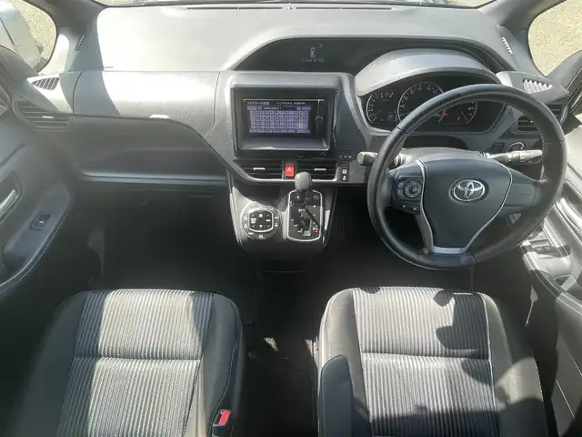 トヨタ ヴォクシー ZS 熊本県 2014(平26)年 10.5万km ブラッキッシュアゲハガラスフレーク (株)IDOMが運営する【じしゃロン熊本店】の自社ローン専用車両になります。こちらは現金またはオートローンご利用時の価格です。自社ローンご希望の方は別途その旨お申付け下さい/純正ナビ　/フリップダウンモニター　/両側パワースライドドア　/アイドリングストップ　/ビルトインＥＴＣ　/ワイパーデアイサー　/ステアリングリモコン　/Ｗ＋サイドエアバッグ　/カーテンエアバッグ　/プッシュスタート