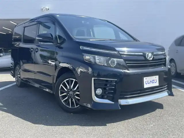 トヨタ ヴォクシー ZS 熊本県 2014(平26)年 10.5万km ブラッキッシュアゲハガラスフレーク (株)IDOMが運営する【じしゃロン熊本店】の自社ローン専用車両になります。こちらは現金またはオートローンご利用時の価格です。自社ローンご希望の方は別途その旨お申付け下さい/純正ナビ　/フリップダウンモニター　/両側パワースライドドア　/アイドリングストップ　/ビルトインＥＴＣ　/ワイパーデアイサー　/ステアリングリモコン　/Ｗ＋サイドエアバッグ　/カーテンエアバッグ　/プッシュスタート