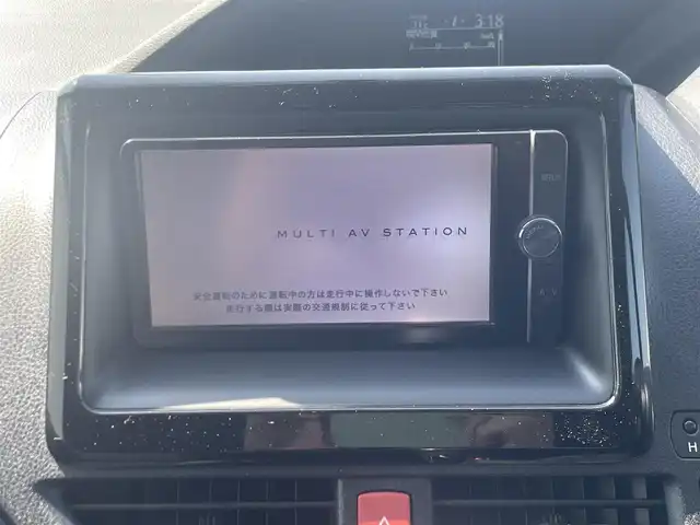 トヨタ ヴォクシー ZS 熊本県 2014(平26)年 10.5万km ブラッキッシュアゲハガラスフレーク (株)IDOMが運営する【じしゃロン熊本店】の自社ローン専用車両になります。こちらは現金またはオートローンご利用時の価格です。自社ローンご希望の方は別途その旨お申付け下さい/純正ナビ　/フリップダウンモニター　/両側パワースライドドア　/アイドリングストップ　/ビルトインＥＴＣ　/ワイパーデアイサー　/ステアリングリモコン　/Ｗ＋サイドエアバッグ　/カーテンエアバッグ　/プッシュスタート