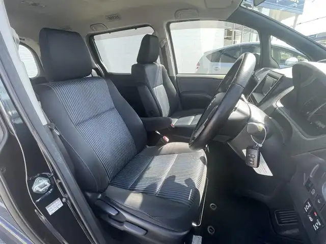 トヨタ ヴォクシー ZS 熊本県 2014(平26)年 10.5万km ブラッキッシュアゲハガラスフレーク (株)IDOMが運営する【じしゃロン熊本店】の自社ローン専用車両になります。こちらは現金またはオートローンご利用時の価格です。自社ローンご希望の方は別途その旨お申付け下さい/純正ナビ　/フリップダウンモニター　/両側パワースライドドア　/アイドリングストップ　/ビルトインＥＴＣ　/ワイパーデアイサー　/ステアリングリモコン　/Ｗ＋サイドエアバッグ　/カーテンエアバッグ　/プッシュスタート