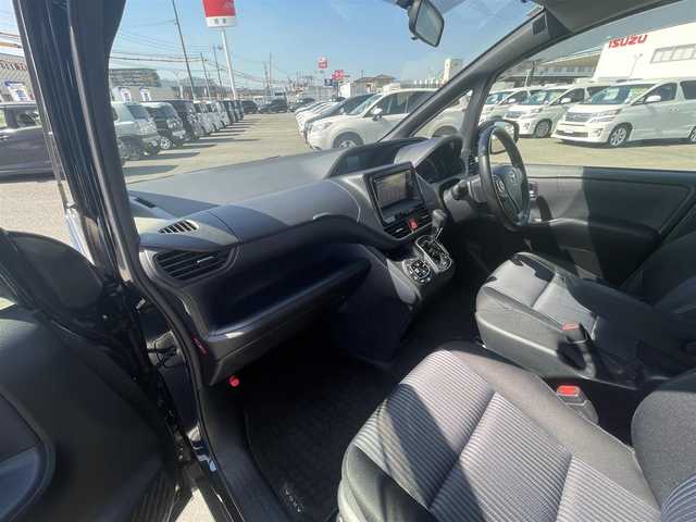 トヨタ ヴォクシー ZS 熊本県 2014(平26)年 10.5万km ブラッキッシュアゲハガラスフレーク (株)IDOMが運営する【じしゃロン熊本店】の自社ローン専用車両になります。こちらは現金またはオートローンご利用時の価格です。自社ローンご希望の方は別途その旨お申付け下さい/純正ナビ　/フリップダウンモニター　/両側パワースライドドア　/アイドリングストップ　/ビルトインＥＴＣ　/ワイパーデアイサー　/ステアリングリモコン　/Ｗ＋サイドエアバッグ　/カーテンエアバッグ　/プッシュスタート