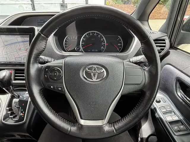 トヨタ ヴォクシー ZS 煌 宮城県 2016(平28)年 5.1万km ブラック 登録時走行距離５０１１２ｋｍ/両側パワースライドドア/プリクラッシュセーフティ/レーンキープアシスト/バックカメラ/純正ＥＴＣ/アイドリングストップ/オートライト/オートマチックハイビーム/純正ナビ/・フルセグ/・Bluetooth/・CD/DVD/・ＡＭ/FM　/社外１６inアルミホイール/ＬＥＤヘッドライト/フォグランプ/ウインカーミラー