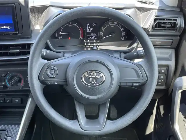 トヨタ ライズ X 道央・札幌 2024(令6)年 2.3万km シャイニングホワイトパール ４WD/寒冷地仕様/社外SDナビ/CD/DVD/BT/フルセグ/スマートキー/衝突被害軽減ブレーキ/横滑り防止装置/レーンキープアシスト/コーナーセンサー/バックカメラ/ETC/アイドリングストップ/ワイパーデアイサー/DRIVEMODE/前席シートヒーター/ステアリングリモコン/MTモード付AT/プッシュスタート/スマートキー/LEDヘッドライト/オートライト/オートハイビーム/ヘッドライトレベライザー/電動格納ミラー/ウィンカーミラー/フロアマット/レンタカー登録