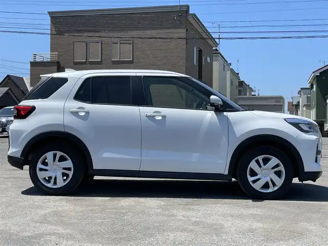 トヨタ ライズ X 道央・札幌 2024(令6)年 2.3万km シャイニングホワイトパール ４WD/寒冷地仕様/社外SDナビ/CD/DVD/BT/フルセグ/スマートキー/衝突被害軽減ブレーキ/横滑り防止装置/レーンキープアシスト/コーナーセンサー/バックカメラ/ETC/アイドリングストップ/ワイパーデアイサー/DRIVEMODE/前席シートヒーター/ステアリングリモコン/MTモード付AT/プッシュスタート/スマートキー/LEDヘッドライト/オートライト/オートハイビーム/ヘッドライトレベライザー/電動格納ミラー/ウィンカーミラー/フロアマット/レンタカー登録