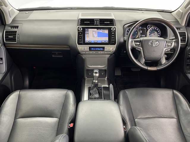 トヨタ ランドクルーザー プラド TX Lパッケージ 鹿児島県 2018(平30)年 4.3万km ホワイトパールクリスタルシャイン メーカーOPナビ/（AM/FM/フルセグ/Bluetooth）/パノラミックビューモニター/トヨタセーフティセンス/クリアランスソナー/プリクラッシュセーフティ/先行車発進通知/オートマチックハイビーム/レーンディパーチャーアラート/レーダークルーズコントロール/ブラインドスポットモニター/ETC/前後ドライブレコーダー/LEDヘッドライト/オートライト/フォグランプ/レザーシート/パワーシート（D席＋N席）/シートヒーター（D席＋N席）/シートベンチレーション（D席＋N席）/革巻きステアリング/ステアリングスイッチ/フロアマット/プッシュスタート/スマートキー/スペアキー