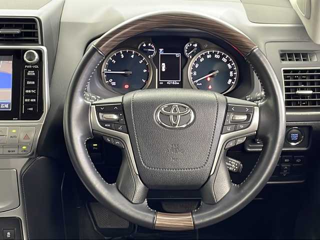 トヨタ ランドクルーザー プラド TX Lパッケージ 鹿児島県 2018(平30)年 4.3万km ホワイトパールクリスタルシャイン メーカーOPナビ/（AM/FM/フルセグ/Bluetooth）/パノラミックビューモニター/トヨタセーフティセンス/クリアランスソナー/プリクラッシュセーフティ/先行車発進通知/オートマチックハイビーム/レーンディパーチャーアラート/レーダークルーズコントロール/ブラインドスポットモニター/ETC/前後ドライブレコーダー/LEDヘッドライト/オートライト/フォグランプ/レザーシート/パワーシート（D席＋N席）/シートヒーター（D席＋N席）/シートベンチレーション（D席＋N席）/革巻きステアリング/ステアリングスイッチ/フロアマット/プッシュスタート/スマートキー/スペアキー