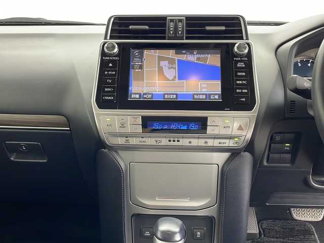 トヨタ ランドクルーザー プラド TX Lパッケージ 鹿児島県 2018(平30)年 4.3万km ホワイトパールクリスタルシャイン メーカーOPナビ/（AM/FM/フルセグ/Bluetooth）/パノラミックビューモニター/トヨタセーフティセンス/クリアランスソナー/プリクラッシュセーフティ/先行車発進通知/オートマチックハイビーム/レーンディパーチャーアラート/レーダークルーズコントロール/ブラインドスポットモニター/ETC/前後ドライブレコーダー/LEDヘッドライト/オートライト/フォグランプ/レザーシート/パワーシート（D席＋N席）/シートヒーター（D席＋N席）/シートベンチレーション（D席＋N席）/革巻きステアリング/ステアリングスイッチ/フロアマット/プッシュスタート/スマートキー/スペアキー