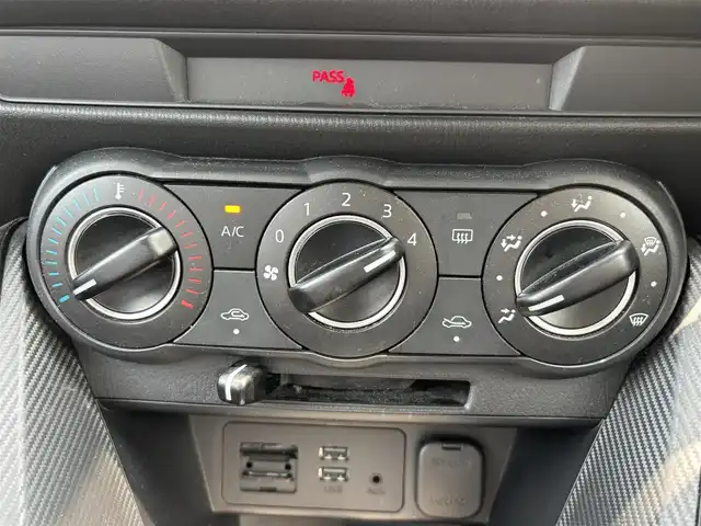 マツダ デミオ 13S 滋賀県 2014(平26)年 8.1万km アルミニウムメタリック 純正ナビ(BT/AUX)/アイドリングストップ/衝突軽減システム/盗難防止装置/ビルトインETC/純正フロアマット/スペアキー