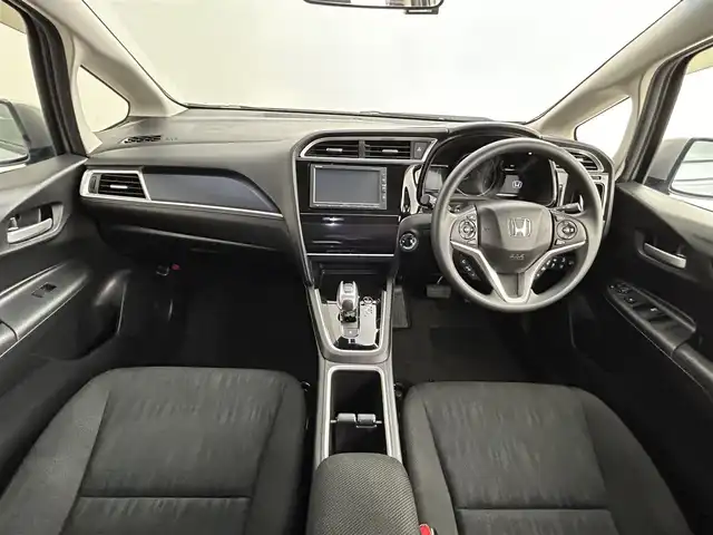 ホンダ シャトル ハイブリッド ホンダセンシング 道央・札幌 2019(令1)年 3.7万km ルナシルバーM ・4WD/・ホンダセンシング/・衝突被害軽減ブレーキ/・レーンキープアシスト/・レーダークルーズコントロール/・先行車発進お知らせ/・標識認識システム/・純正ナビ/・バックカメラ/・Bluetooth/・ビルトインETC/・フロントワイパーデアイサー/・横滑り防止装置/・プッシュスタート/・スマートキー/・電格ミラー/・オートエアコン/・オートライト