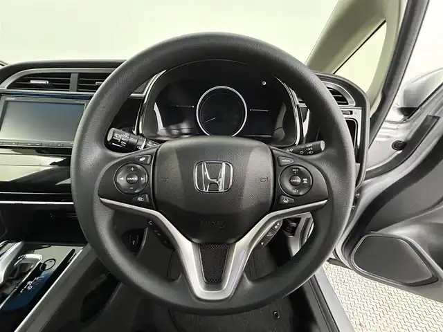 ホンダ シャトル ハイブリッド ホンダセンシング 道央・札幌 2019(令1)年 3.7万km ルナシルバーM ・4WD/・ホンダセンシング/・衝突被害軽減ブレーキ/・レーンキープアシスト/・レーダークルーズコントロール/・先行車発進お知らせ/・標識認識システム/・純正ナビ/・バックカメラ/・Bluetooth/・ビルトインETC/・フロントワイパーデアイサー/・横滑り防止装置/・プッシュスタート/・スマートキー/・電格ミラー/・オートエアコン/・オートライト