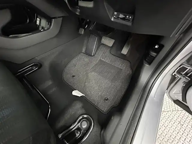 ホンダ シャトル ハイブリッド ホンダセンシング 道央・札幌 2019(令1)年 3.7万km ルナシルバーM ・4WD/・ホンダセンシング/・衝突被害軽減ブレーキ/・レーンキープアシスト/・レーダークルーズコントロール/・先行車発進お知らせ/・標識認識システム/・純正ナビ/・バックカメラ/・Bluetooth/・ビルトインETC/・フロントワイパーデアイサー/・横滑り防止装置/・プッシュスタート/・スマートキー/・電格ミラー/・オートエアコン/・オートライト