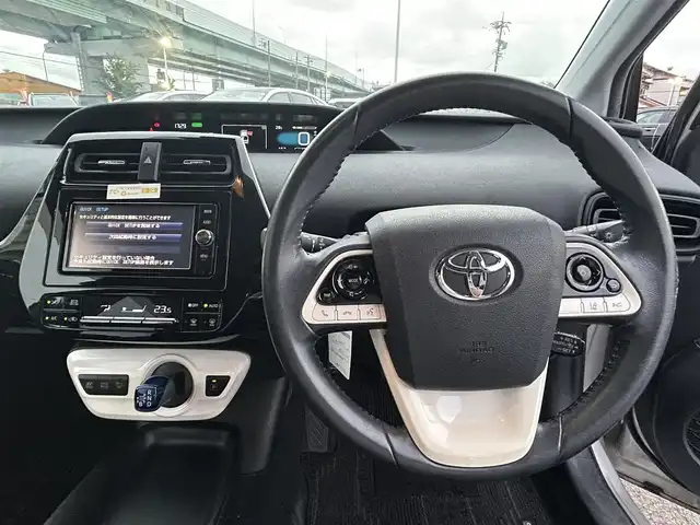 トヨタ プリウス Sセーフティプラス 愛知県 2017(平29)年 6.3万km スティールブロンドM HUD/サイドバイザー/パーキングアシスト/純正フロアマット/SD純正ナビ/FM/AM/DISC/フルセグTV/SD/BT/バックモニター/ETC/トヨタセーフティセンス/クルコン/衝突被害軽減ブレーキ/レーンキープアシスト/LEDヘッドライト/オートライト/プッシュスタート/保証書/取扱説明書/スマートキー/スペアキー