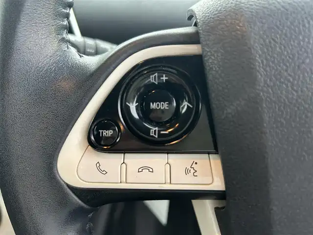 トヨタ プリウス Sセーフティプラス 愛知県 2017(平29)年 6.3万km スティールブロンドM HUD/サイドバイザー/パーキングアシスト/純正フロアマット/SD純正ナビ/FM/AM/DISC/フルセグTV/SD/BT/バックモニター/ETC/トヨタセーフティセンス/クルコン/衝突被害軽減ブレーキ/レーンキープアシスト/LEDヘッドライト/オートライト/プッシュスタート/保証書/取扱説明書/スマートキー/スペアキー