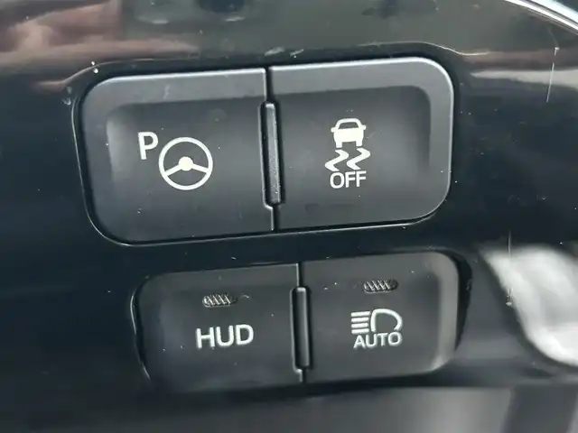 トヨタ プリウス Sセーフティプラス 愛知県 2017(平29)年 6.3万km スティールブロンドM HUD/サイドバイザー/パーキングアシスト/純正フロアマット/SD純正ナビ/FM/AM/DISC/フルセグTV/SD/BT/バックモニター/ETC/トヨタセーフティセンス/クルコン/衝突被害軽減ブレーキ/レーンキープアシスト/LEDヘッドライト/オートライト/プッシュスタート/保証書/取扱説明書/スマートキー/スペアキー