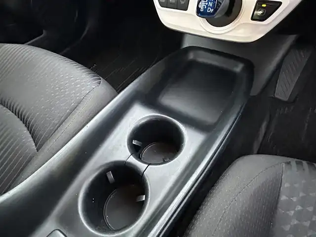 トヨタ プリウス Sセーフティプラス 愛知県 2017(平29)年 6.3万km スティールブロンドM HUD/サイドバイザー/パーキングアシスト/純正フロアマット/SD純正ナビ/FM/AM/DISC/フルセグTV/SD/BT/バックモニター/ETC/トヨタセーフティセンス/クルコン/衝突被害軽減ブレーキ/レーンキープアシスト/LEDヘッドライト/オートライト/プッシュスタート/保証書/取扱説明書/スマートキー/スペアキー