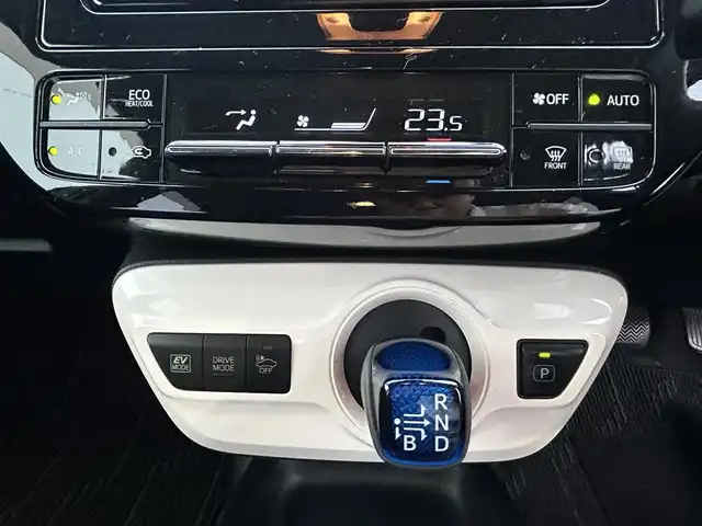 トヨタ プリウス Sセーフティプラス 愛知県 2017(平29)年 6.3万km スティールブロンドM HUD/サイドバイザー/パーキングアシスト/純正フロアマット/SD純正ナビ/FM/AM/DISC/フルセグTV/SD/BT/バックモニター/ETC/トヨタセーフティセンス/クルコン/衝突被害軽減ブレーキ/レーンキープアシスト/LEDヘッドライト/オートライト/プッシュスタート/保証書/取扱説明書/スマートキー/スペアキー