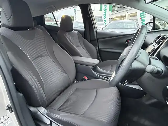 トヨタ プリウス Sセーフティプラス 愛知県 2017(平29)年 6.3万km スティールブロンドM HUD/サイドバイザー/パーキングアシスト/純正フロアマット/SD純正ナビ/FM/AM/DISC/フルセグTV/SD/BT/バックモニター/ETC/トヨタセーフティセンス/クルコン/衝突被害軽減ブレーキ/レーンキープアシスト/LEDヘッドライト/オートライト/プッシュスタート/保証書/取扱説明書/スマートキー/スペアキー
